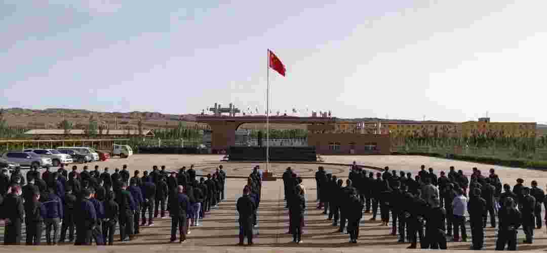 盛世华诞|盛大的升国旗仪式引发了亚星人爱党爱国的激情