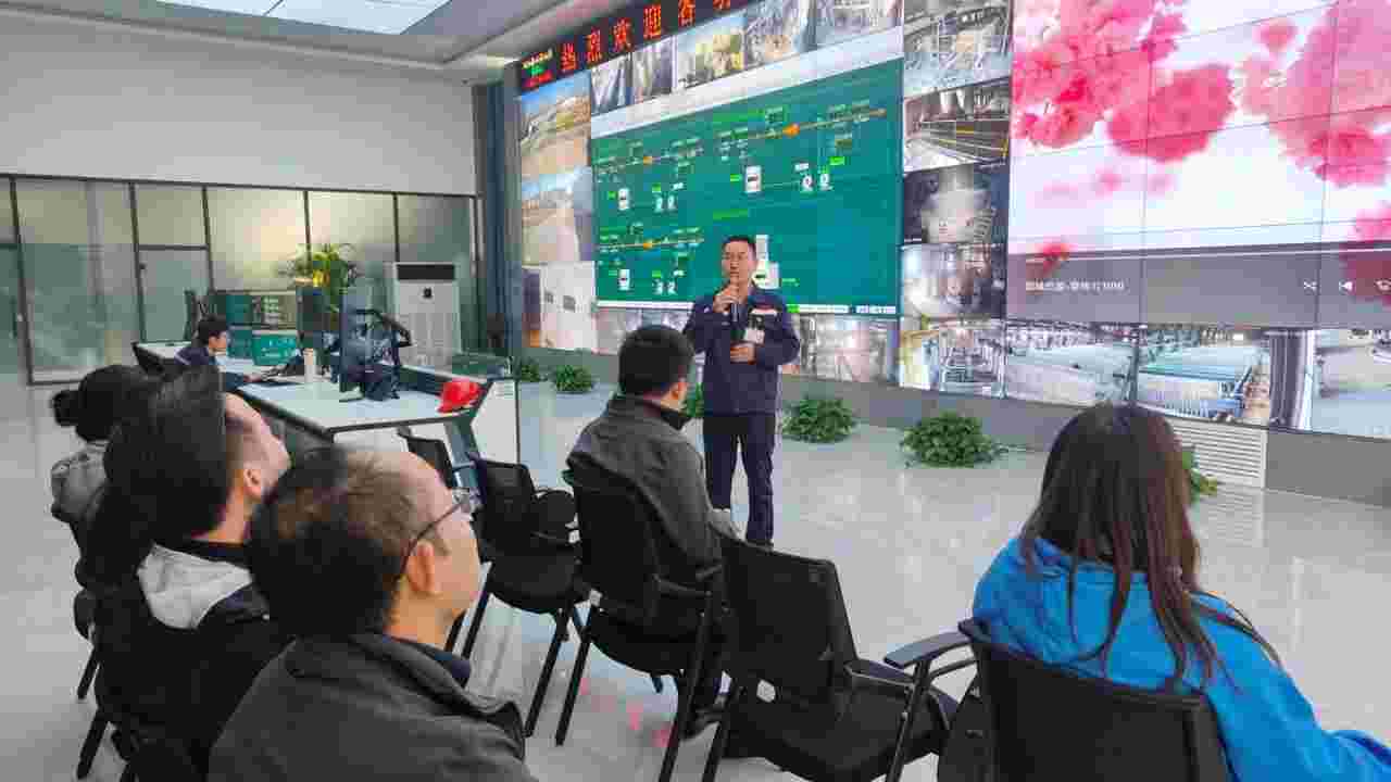 巴彦淖尔投资考察团一行深入必威西汉姆联官网首页资源考察